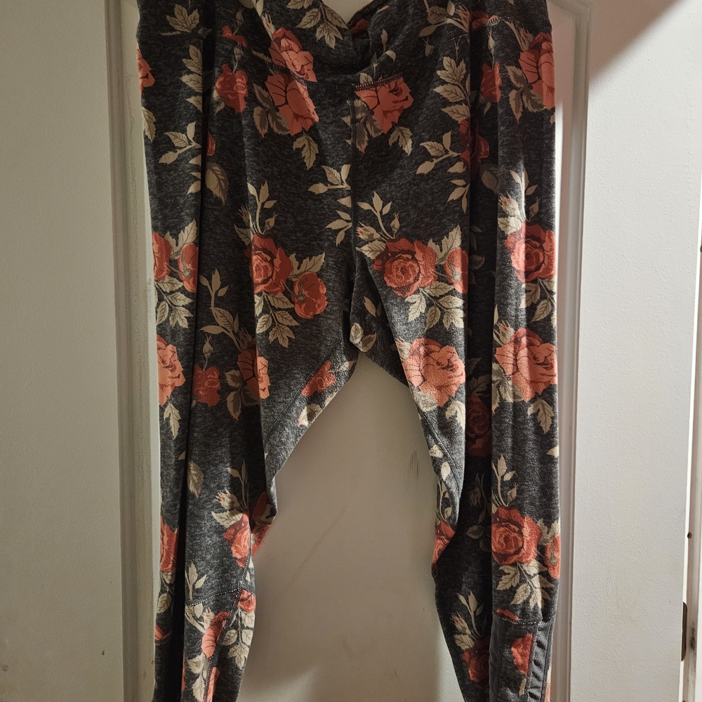 Cato Floral Leggings - Gray and Red